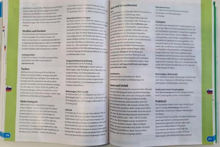 Ge&ouml;ffnetes Buch mit zwei Seiten. Mehrere Textspalten pro Seite mit schwarzem Flie&szlig;text und fettgedruckten &Uuml;berschriften. Gr&uuml;ne vertikale R&auml;nder au&szlig;en und sichtbare Buchbindung in der Mitte