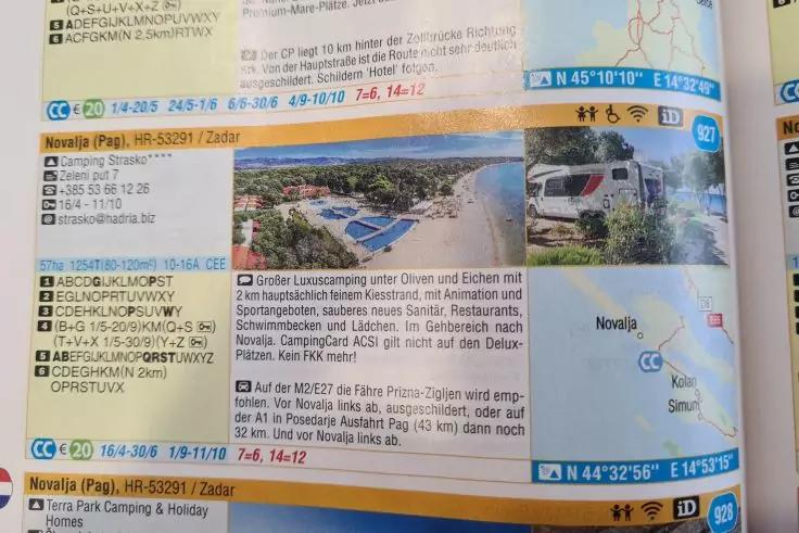 Foto einer aufgeschlagenen gedruckten Seite mit zwei kleinen Fotos (Yachthafen, wei&szlig;es Auto an der K&uuml;ste), einem Kartenausschnitt und gedrucktem Text