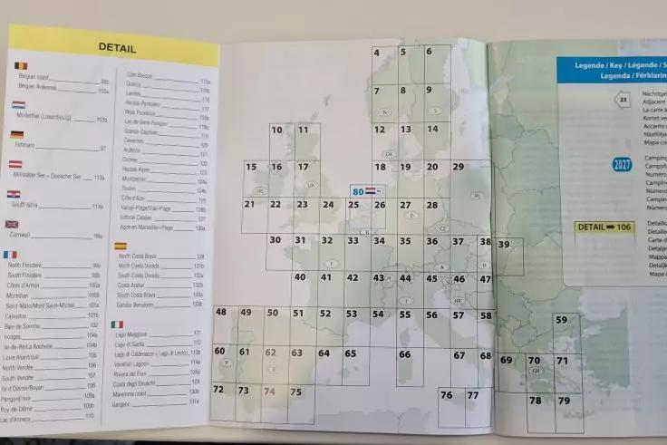 Aufgeschlagene Karte mit mittigem Raster aus nummerierten K&auml;stchen; linke Seite: gelber Balken mit der Aufschrift 'DETAIL' und darunter eine Liste mit kleinen Flaggen und Text; rechte Seite: Legende mit blauem Balken und hellgr&uuml;n dargestellter Karte