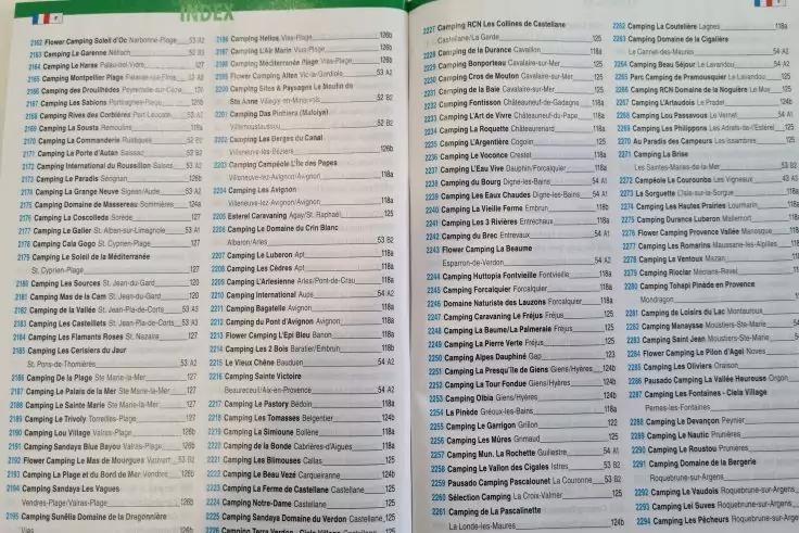 Zwei ge&ouml;ffnete Buchseiten mit dicht bedruckten, nummerierten Eintr&auml;gen in mehreren Spalten und gr&uuml;nem Kopfbereich