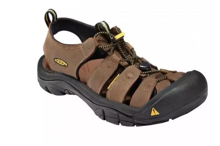 Braune geschlossene Sandale mit schwarzer Gummisohle, Riemen und elastischer Schnürung