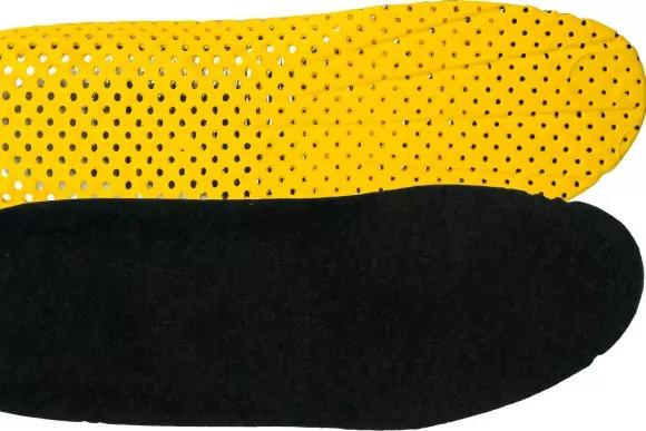 Zwei Einlegesohlen nebeneinander auf weißem Hintergrund, eine gelb mit Perforationen, eine schwarz