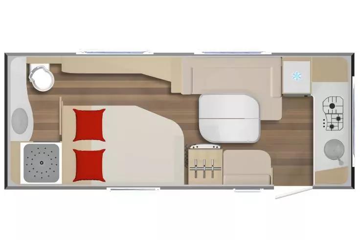 Draufsicht einer Innenraumaufteilung: links Doppelbett mit zwei roten Kissen, oben links Toilette und Dusche, oben rechts Küchenzeile mit Spüle und Herd, rechts Sitzgruppe mit Tisch, Eingang unten rechts, Holzboden