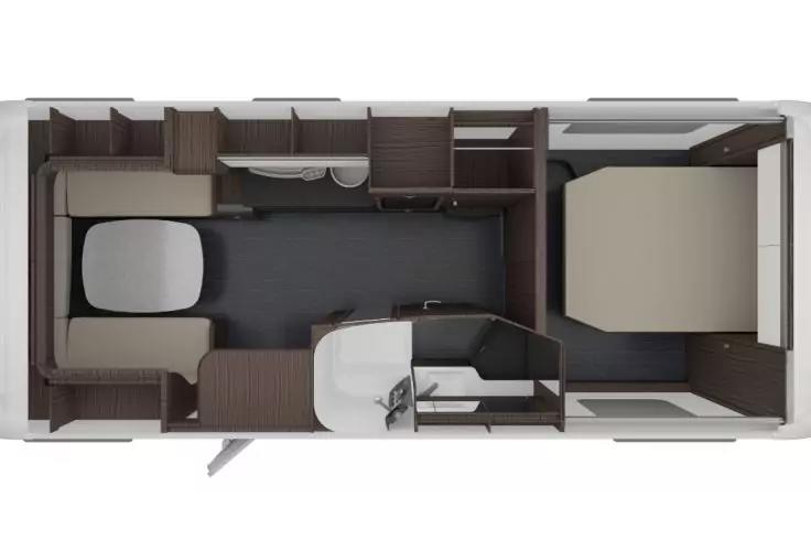 Draufsicht eines Wohnwageninnenraums mit Doppelbett rechts, Mittelgang, Bad mit Toilette und Waschbecken, Küchenzeile mit Spüle und Herd links, Sitzbank vorne links, dunkelbraune Schränke und grauer Boden
