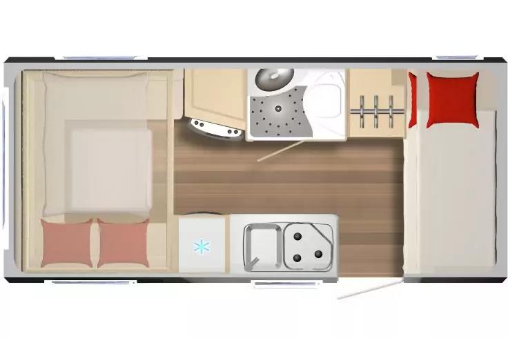 Draufsicht eines Camper-Innenraums mit Doppelbett links (zwei Kissen), Küchenzeile mit Spüle und Kochfeld in der Mitte, kleines Bad oben mit Toilette und Waschbecken, Sitzbank/Einzelbett rechts mit rotem Kissen, Holzboden