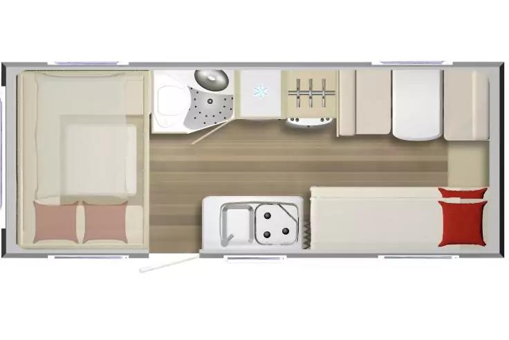 Links Bett mit zwei Kissen; Mitte Küchenzeile mit Doppelspüle und Kochfeld; oben Mitte abgetrennte Nasszelle mit rundem WC-Sitz und kleinem Waschbecken; rechts Sitzbank mit rotem Kissen; Holzboden; seitliche Fenster