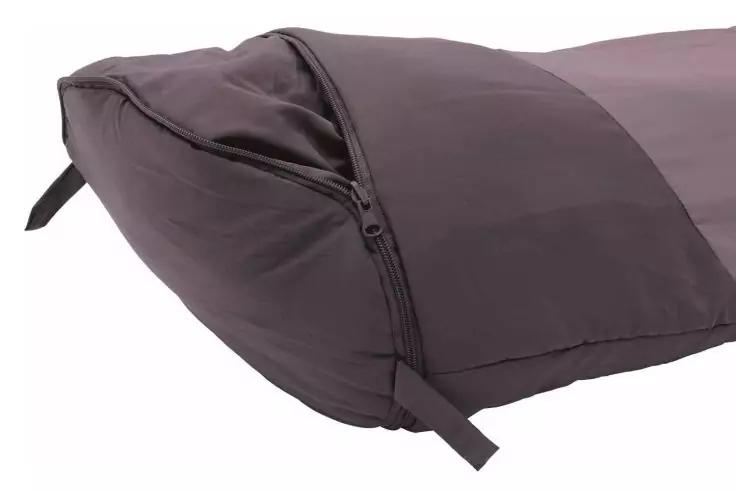 Nahaufnahme eines dunkelbraunen Schlafsacks mit sichtbarem Rei&szlig;verschluss und Zuglasche