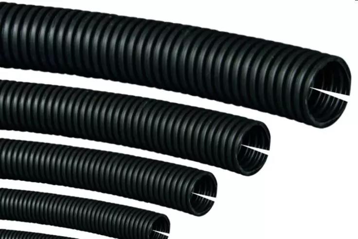 Vier schwarze, gerippte Kunststoffrohre in unterschiedlichen Durchmessern mit sichtbaren Schnittkanten auf weißem Hintergrund