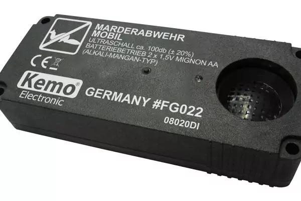 Schwarzes rechteckiges Gehäuse mit weißer Aufschrift 'MARDERABWEHR MOBIL', 'Kemo Electronic', 'GERMANY #FG022', runde perforierte Öffnung, CE‑Zeichen und zwei Schraubenlöcher