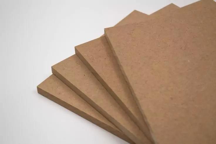 Mehrere braune flache Platten fächerförmig auf weißem Hintergrund angeordnet