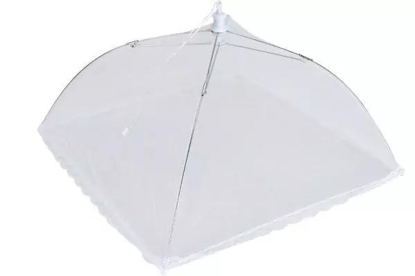 Transparenter quadratischer Regenschirm aus Plastik mit Metallstreben und gewelltem Rand