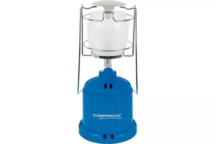 Blauer Camping-Gasbeh&auml;lter mit kleinem wei&szlig;en Kochtopf auf zusammenklappbarem Metallgestell