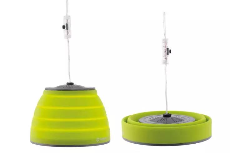 Zwei gr&uuml;ne, runde, zusammenklappbare H&auml;ngeleuchten nebeneinander vor wei&szlig;em Hintergrund; links ausgeklappt, rechts flach zusammengefaltet; wei&szlig;e Kabel oben sichtbar