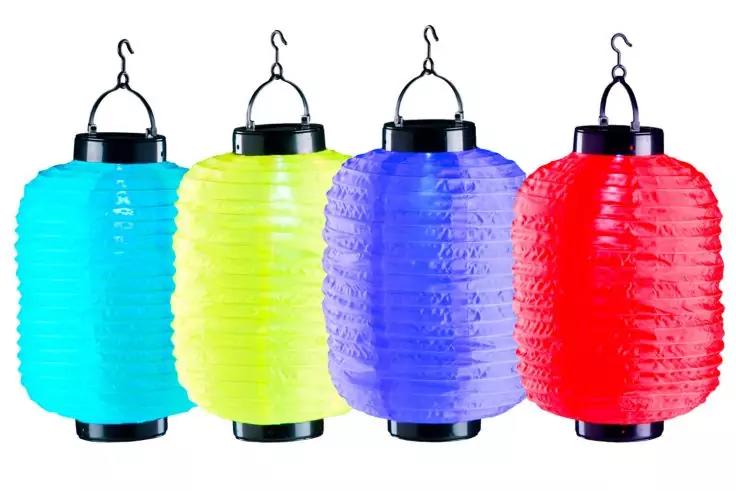 Vier h&auml;ngende, zylindrische Laternen in hellblau, gelbgr&uuml;n, violett und rot mit schwarzen oberen Abschl&uuml;ssen und Haken