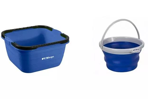 Zwei blaue Eimer auf wei&szlig;em Hintergrund: links rechteckige Kunststoffwanne mit schwarzem Rand, rechts runder, zusammengefalteter Eimer mit grauem Henkel