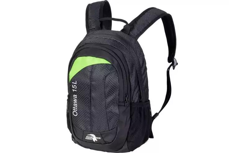 Schwarzer Rucksack mit gr&uuml;nem Akzent auf der Vorderseite, mehreren Rei&szlig;verschl&uuml;ssen, seitlicher Netz-Tasche, zwei Schultergurten und der Aufschrift Ottawa 15L