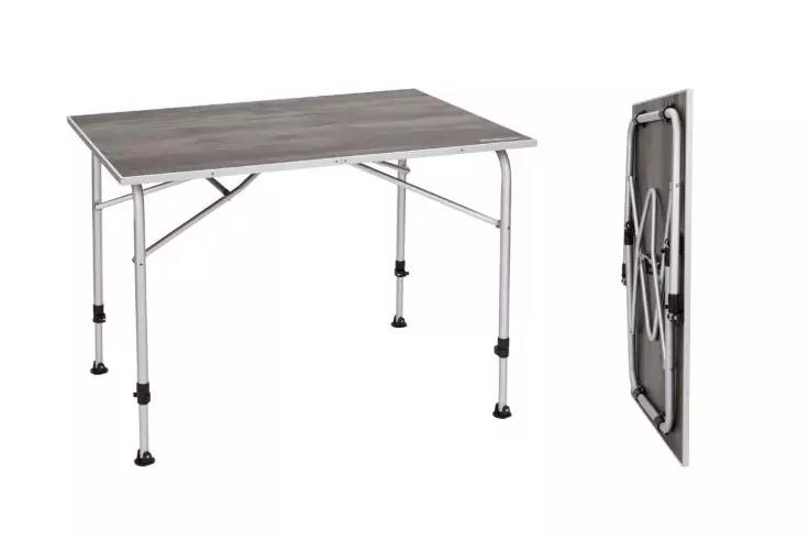 Klapptisch mit rechteckiger grauer Tischplatte, vier verstellbaren silbernen Metallbeinen mit schwarzen Gummifüßen; rechts ein zusammengeklapptes Tischgestell