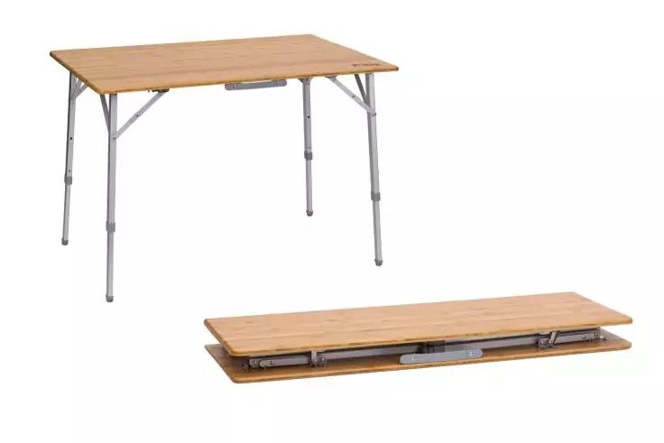 Klappbarer Tisch mit rechteckiger Holzplatte und vier verstellbaren Metallbeinen; derselbe Tisch zusammengeklappt