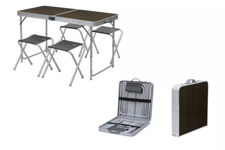 Klappbarer rechteckiger Tisch mit vier klappbaren Hockern, dazu ein aufgeklappter Koffer mit Einsätzen und ein geschlossener Koffer