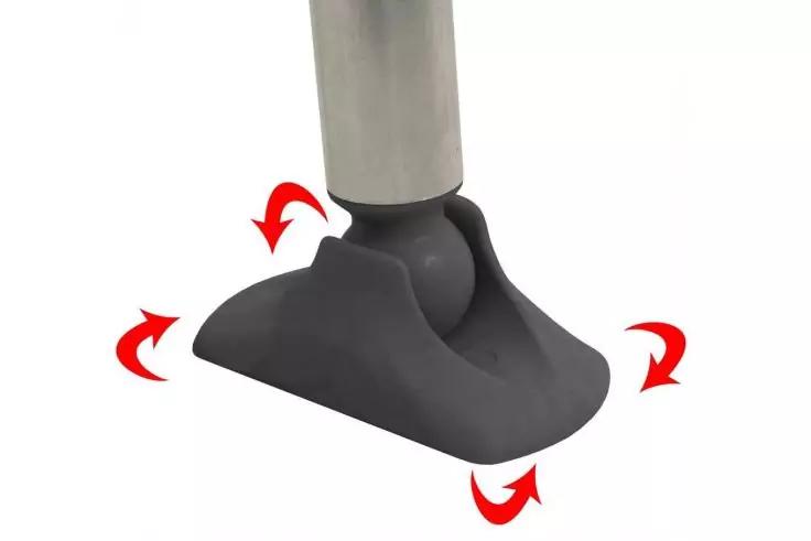 Metallrohr in schwarzem Gummifuß mit Kugelgelenk; rote Pfeile um das Fußteil zeigen Richtungen