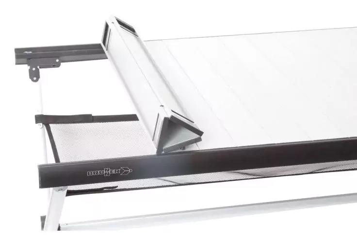 Weiße ausgezogene Markise mit schwarzer Frontleiste und silbernem Metallgestell