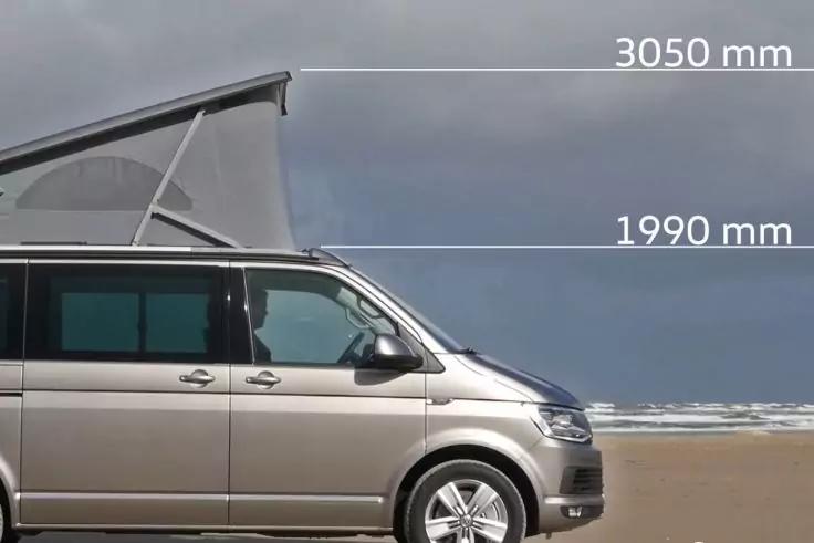 Seitenansicht eines silbernen Vans mit aufgeklapptem Aufstelldach auf einem Sandstrand, Meer und bew&ouml;lkter Himmel im Hintergrund; zwei wei&szlig;e Messlinien mit den Beschriftungen '3050 mm' und '1990 mm'
