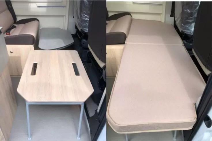 Zweigeteiltes Bild: links ein kleines helles Holztischchen mit Metallbeinen im Fahrzeuginnenraum, rechts eine beige gepolsterte Liegefl&auml;che im Fahrzeug