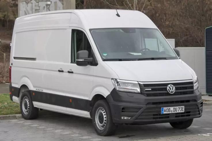 Wei&szlig;er Volkswagen-Transporter auf gepflasterter Fl&auml;che, Front- und rechte Seitenansicht, deutsches Kennzeichen sichtbar
