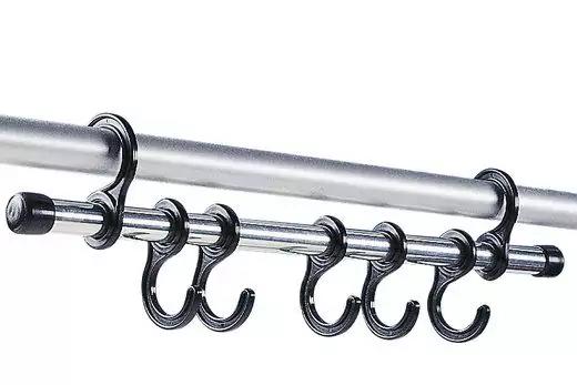 Zwei parallele silberne Metallstangen, an der unteren Stange f&uuml;nf schwarze S-f&ouml;rmige Haken, wei&szlig;er Hintergrund