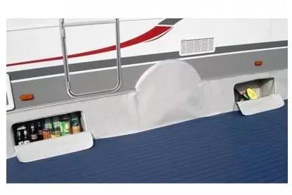 Seitenwand eines Wohnmobils mit zwei ge&ouml;ffneten Stauf&auml;chern, eines mit Dosen, eines mit einer Flasche