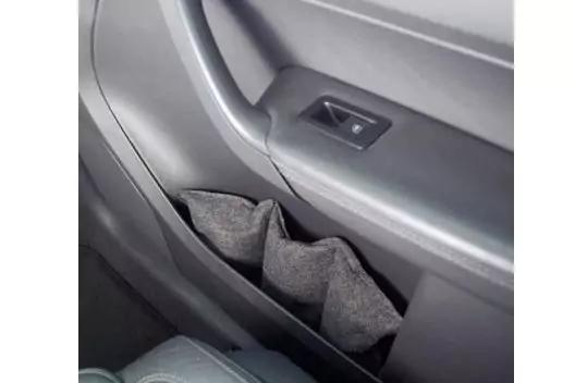 Innenverkleidung einer Autot&uuml;r mit T&uuml;rgriff, Fensterschalter und Stofftasche mit mehreren F&auml;chern im T&uuml;rfach