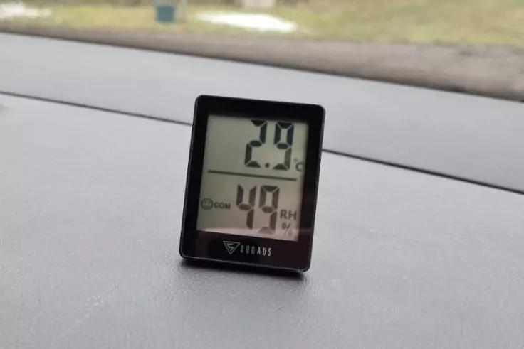 Kleines digitales Messger&auml;t auf dunkelgrauem Armaturenbrett vor einer Windschutzscheibe; Display zeigt oben '2.9' und unten '49 RH'