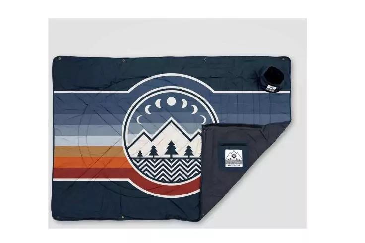 La courtepointe est composée à 50 % de micropolaire recyclé. © Voted