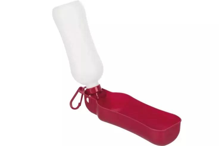 Cette bouteille est à la fois un réservoir d'eau et une écuelle. © Jollypaw