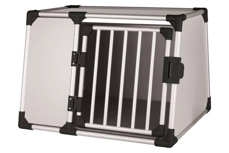 Rechteckige weiße und silberne Box mit schwarzen Eckverstärkungen und einer Tür mit vertikalen Metallstäben, Tür geöffnet