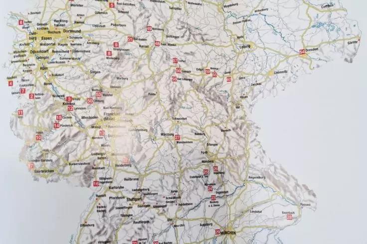 Foto eines Ausschnitts einer gedruckten Landkarte mit Ortsnamen, Stra&szlig;en, H&ouml;henlinien und roten quadratischen Markierungen