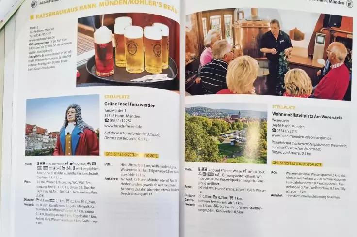 Ge&ouml;ffnete Brosch&uuml;re mit Magazinseiten: oben links drei Biergl&auml;ser auf einem Holztablett, oben rechts eine stehende Person vor mehreren sitzenden Personen, unten rechts eine Landschaftsaufnahme mit Fluss und H&auml;usern, dazwischen Textspalten und kleine