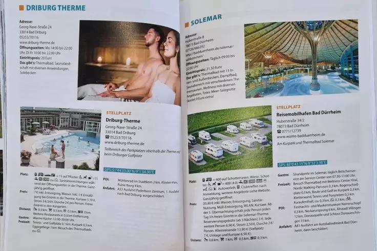 Aufgeschlagene Brosch&uuml;re mit zwei Seiten; links oben Foto von zwei Personen vor Holzinnenwand, links unten Au&szlig;enaufnahme im Schnee mit Geb&auml;ude, rechts oben &uuml;berdachtes Schwimmbecken mit Kuppel und zentraler S&auml;ule, rechts unten mehrere Wohnmobile auf