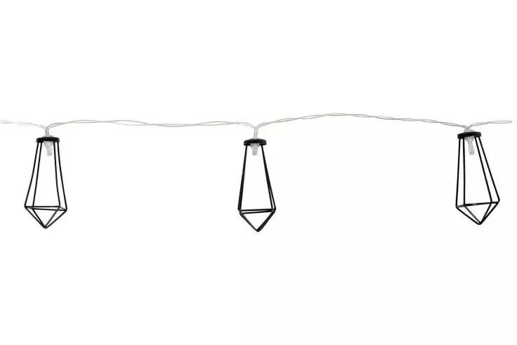 Drei h&auml;ngende, geometrische Drahtlampen an einer Schnur vor wei&szlig;em Hintergrund