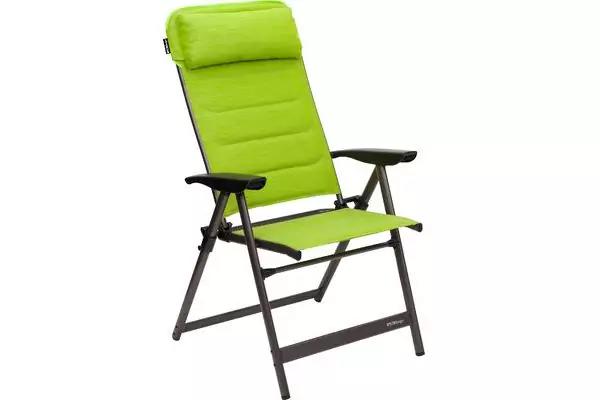 Gr&uuml;ner gepolsterter Klappstuhl mit Kopfkissen und schwarzem Metallgestell vor wei&szlig;em Hintergrund