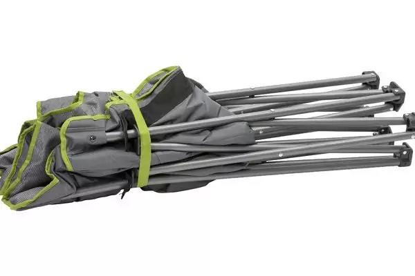 Zusammengefalteter Metallrahmen mit grauem Stoffbezug und gr&uuml;nem Rand