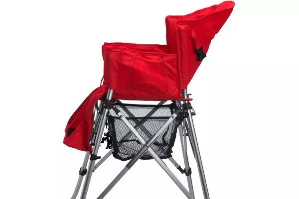 Roter Faltstuhl mit Metallgestell und schwarzem Netzfach darunter vor wei&szlig;em Hintergrund
