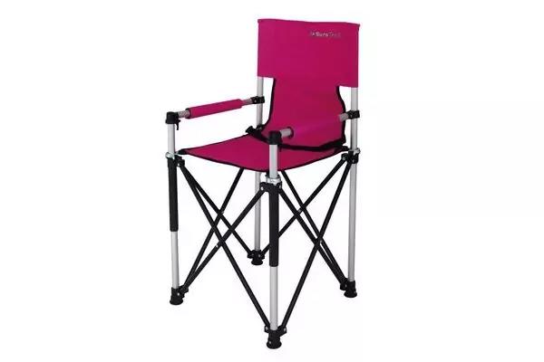 Faltbarer Campingstuhl mit pinker Sitz- und R&uuml;ckenbespannung, Armlehnen, silbernem Metallgestell mit Kreuzstreben und schwarzen Fu&szlig;kappen