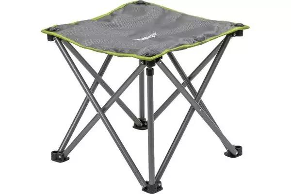 Faltbarer Hocker mit quadratischer grauer Stofffl&auml;che und gr&uuml;nem Rand, vier gekreuzte Metallbeine und dunkle Kunststofff&uuml;&szlig;e