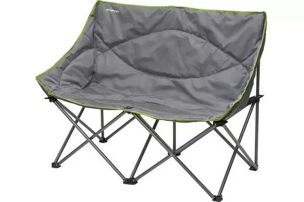 Breiter grauer Klappstuhl mit gr&uuml;n umrandetem Stoffsitz und schwarzem Metallgestell vor wei&szlig;em Hintergrund