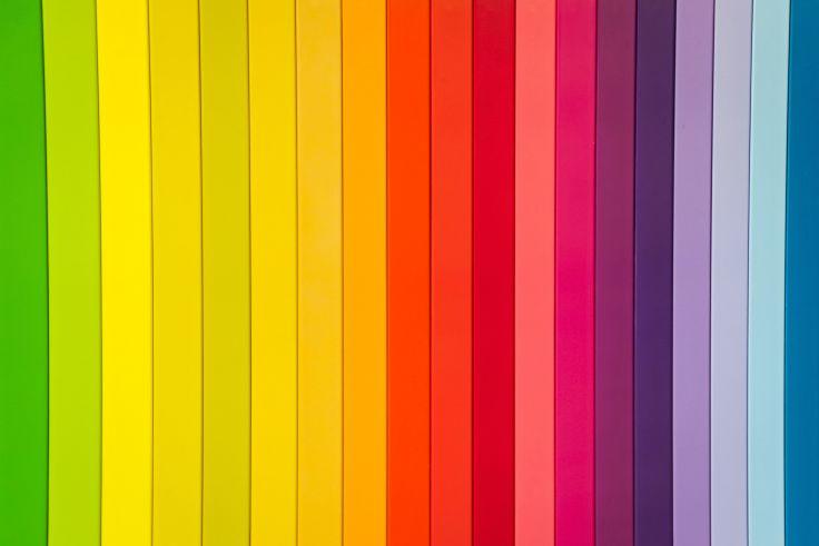 Vertikale, nebeneinander angeordnete Streifen in Gr&uuml;n, Gelb, Orange, Rot, Rosa, Violett, Hellblau und T&uuml;rkis