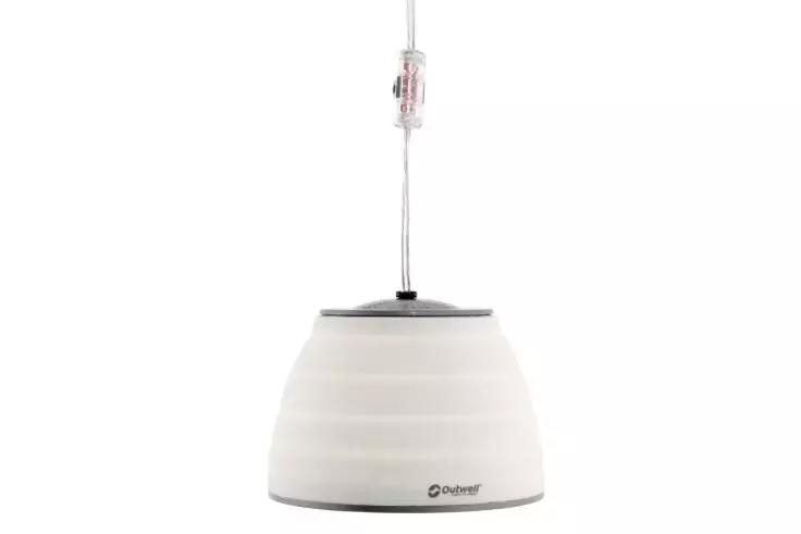 H&auml;ngende wei&szlig;e Pendelleuchte mit rundem, geripptem Lampenschirm, sichtbarem Kabel und Deckenbefestigung