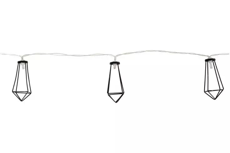 Drie zwarte geometrische lampenkooien hangend aan een dunne kabel voor een witte achtergrond