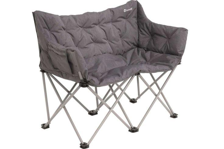 Grau gepolsterter Klappstuhl mit zwei nebeneinanderliegenden Sitzfl&auml;chen, gesteppter Polsterung und silbernem, gekreuztem Metallgestell