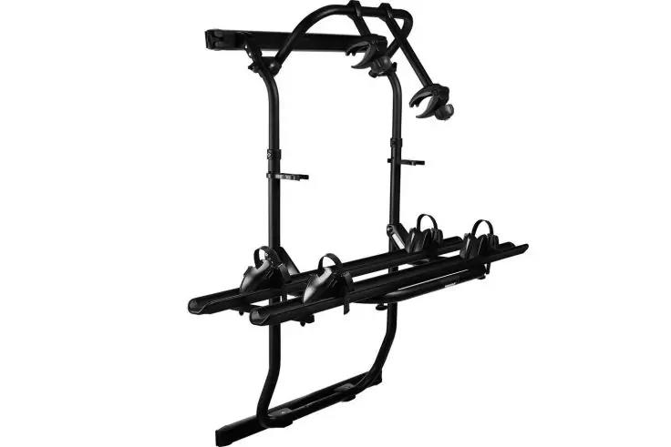 Schwarzes Metallgestell mit zwei horizontalen Schienen, zwei gebogenen Haltearmen und Riemen, freigestellt vor wei&szlig;em Hintergrund